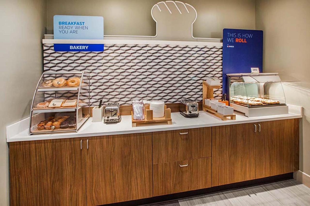 Holiday Inn Express Hotel & Suites Hope Mills-Fayetteville Airport By Ihg Eksteriør billede