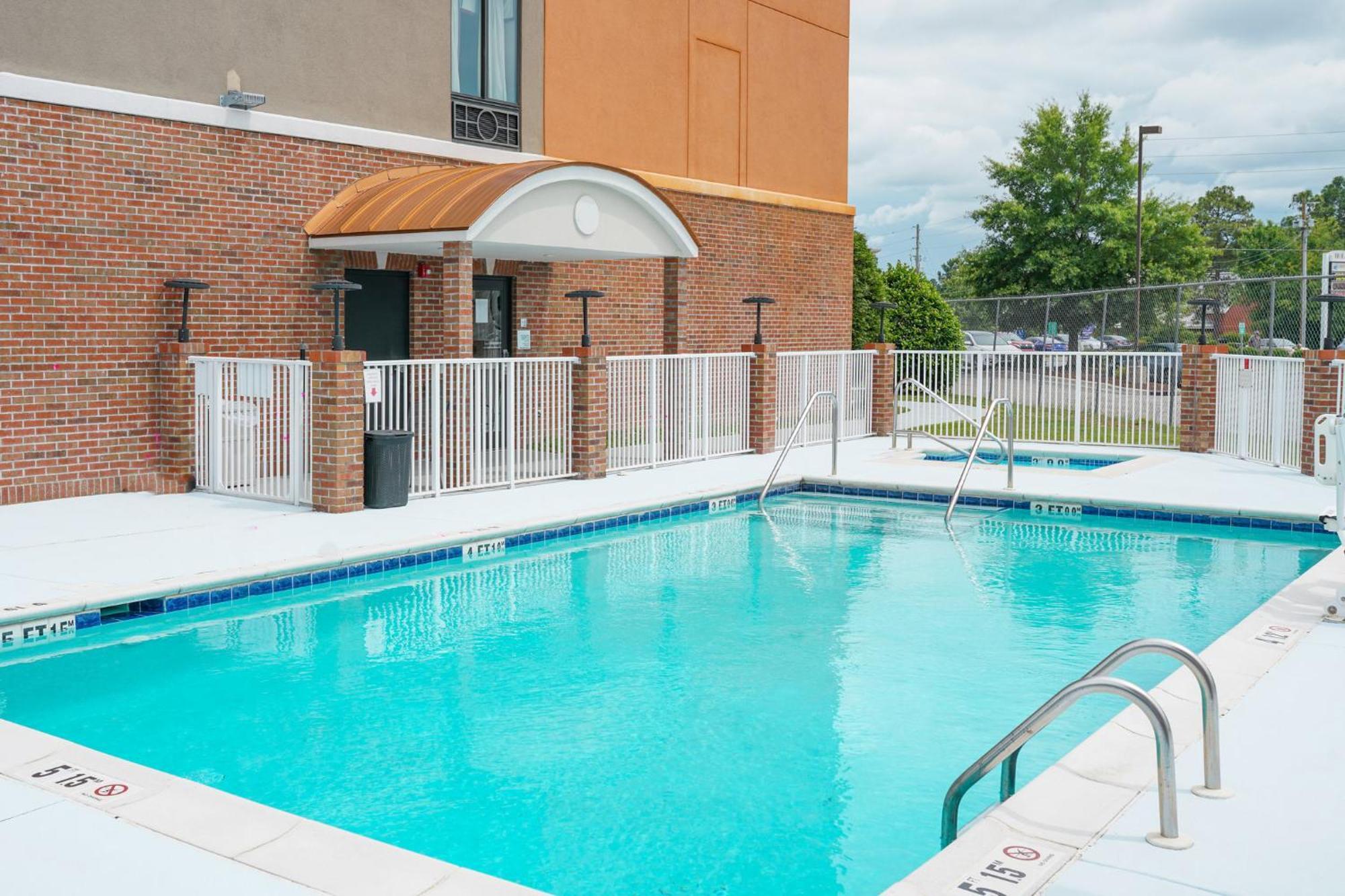Holiday Inn Express Hotel & Suites Hope Mills-Fayetteville Airport By Ihg Eksteriør billede